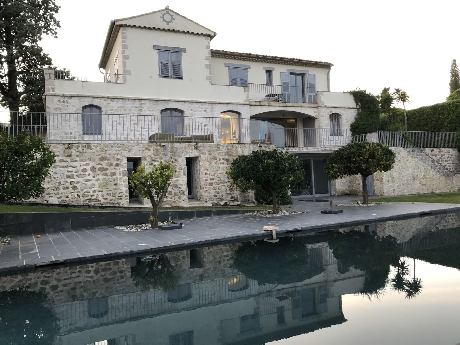 Bastide en pierre et bassin miroir — CIME, Alpes-Maritimes