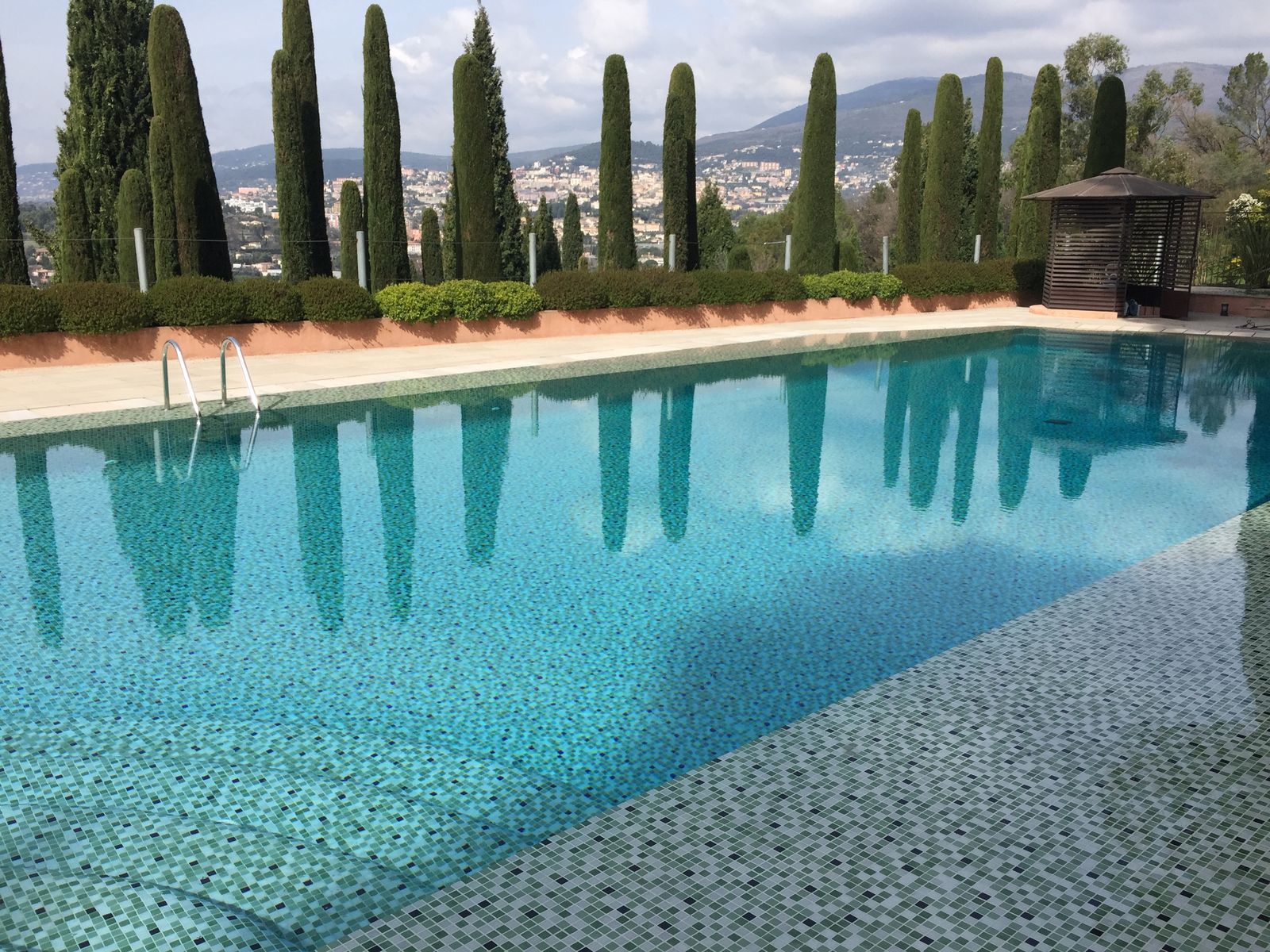 Piscine mosaïque et vue panoramique — CIME, Alpes-Maritimes