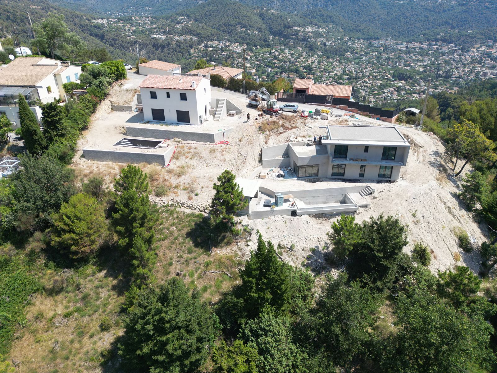Terrassement en crête et villas en construction — CIME, Alpes-Maritimes