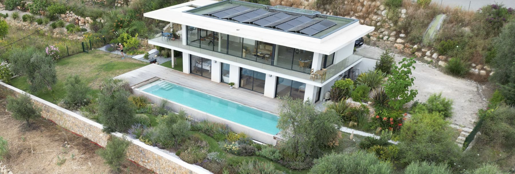 Villa contemporaine et bassin à débordement — CIME, Alpes-Maritimes