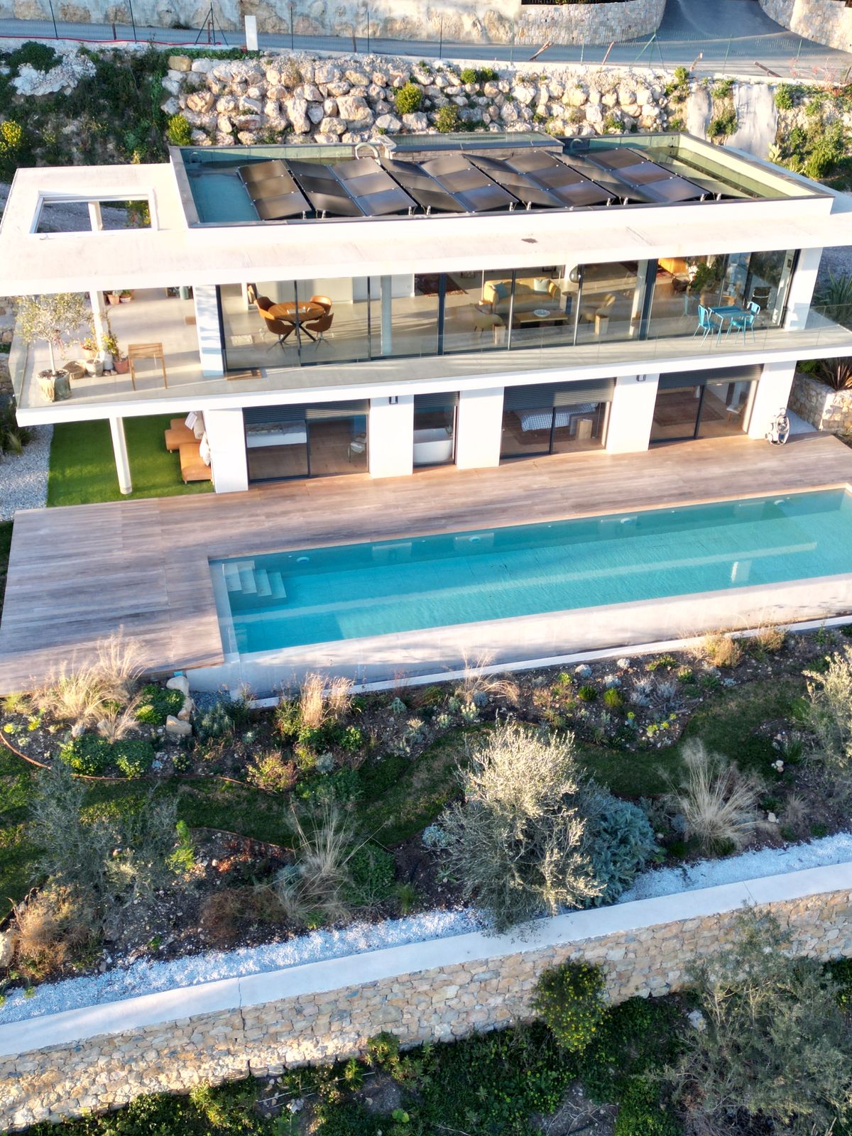 Villa contemporaine et piscine construites par CIME sur la Côte d'Azur
