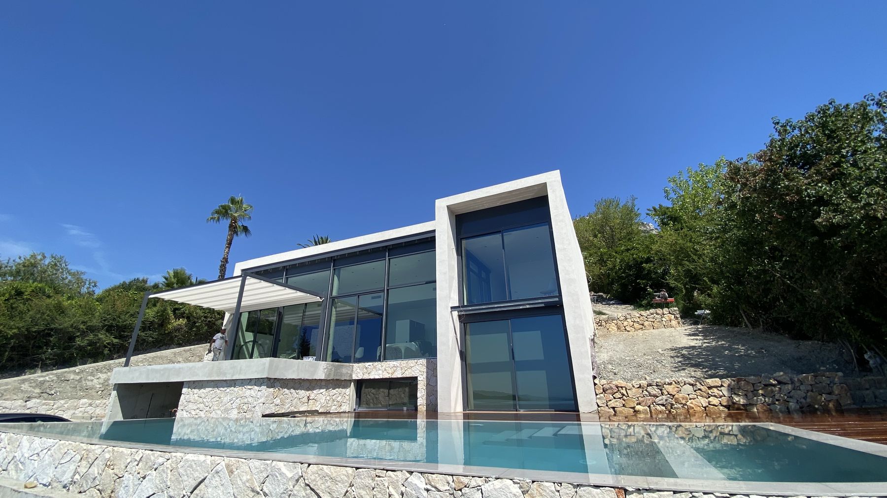 Villa contemporaine, bassin miroir et soutènements en pierre — CIME, Alpes-Maritimes